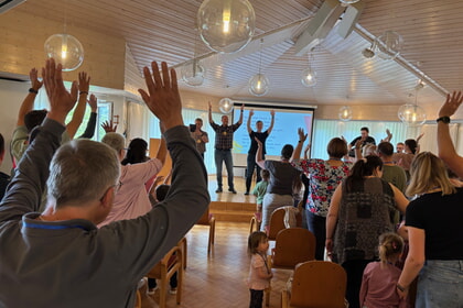 Die Kirche feiert kunterbunt: Spiel und Spa&szlig; in Banfe
